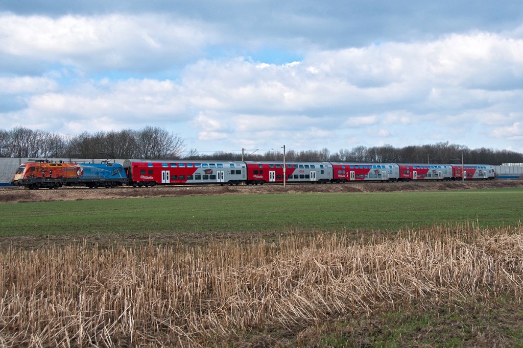 1116 250  Feuerwehr - Notruf 122  ist mit R 2225  Retzer Land  von Znaim nach Wien Meidling unterwegs. Die Aufnahme entstand kurz vor Leobendorf-Burg Kreuzenstein, am 20.03.2011.