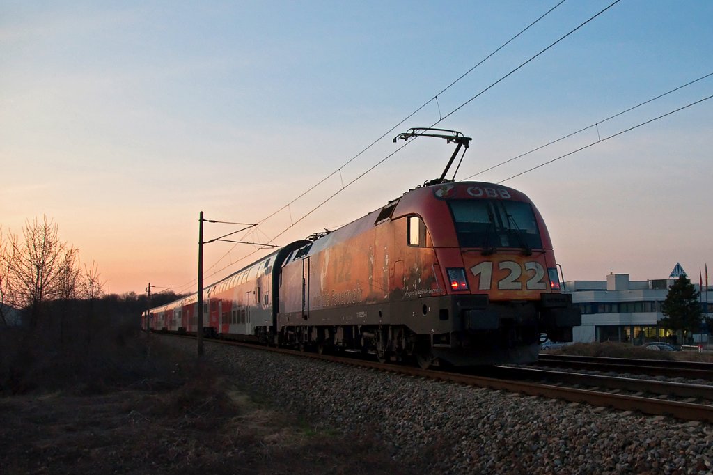 1116 250  Feuerwehr - Notruf 122  schiebt den R 2252 in den ersten Frhlingsabend des Jahres. Die Aufnahme enstand am 21.03.2011 bei Leobendorf.