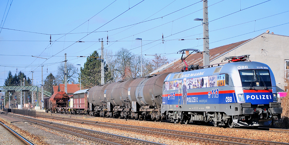 1116 250 mit dem 63205 bei der Durchfahrt in Kritzendorf im Februar 2012.