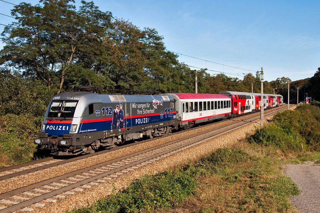 1116 250 ist mit dem  Westbahn Sprinter  REX 1630 von Wien nach Amstetten unterwegs, hier kurz nach Unter Oberndorf. Die Aufnahme entstand am 29.09.2011.