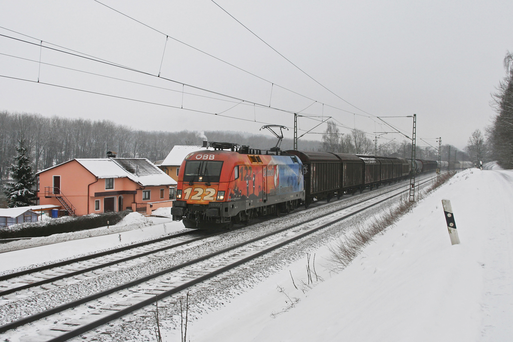 1116 250 mit einem gemischten Gterzug am 04.01.2011 bei Vilshofen.