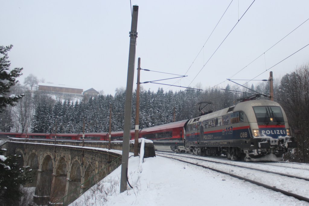 1116 250 mit Ganitur 50 als RJ 652 von Graz Hauptbahnhof (G) nach Wien Meidling (Mi), hier zum sehen am Wagnergrabenviadukt; am 19.01.2013