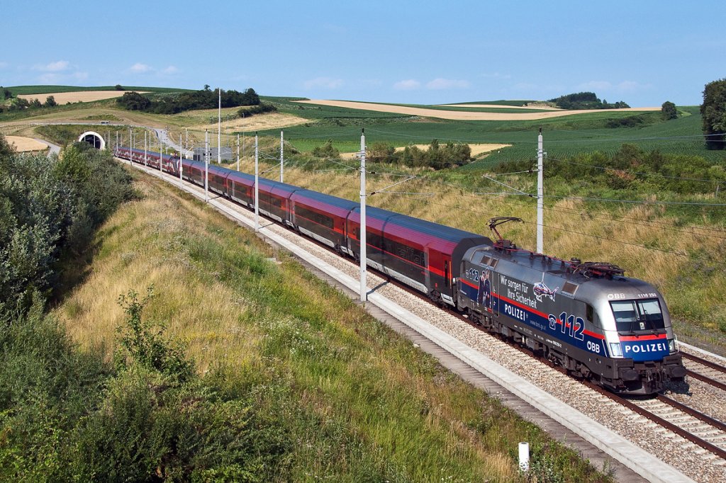 1116 250  Polizei 112  an der Spitze des railjet 662, dahinter noch zu erkennen  1116 249 + RJ 49  175 Jahre Eisenbahn fr sterreich . Die Aufnahme enstand am 15.07.2013 kurz nach dem Reiserbergtunnel bei Perschling.