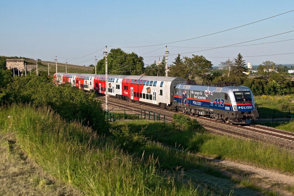 1116 250  Polizei 112 , mit R 2353 von Breclav nach Wiener Neustadt. Die Aufnahme entstand bei Pfaffsttten, am 07.05.2011.