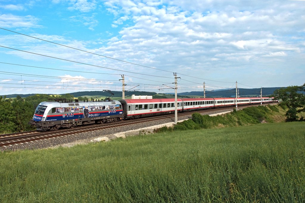 1116 250  Polizei 112  ist mit IC 648 nach Salzburg unterwegs. Die Aufnahme entstand am 11.06.2011 bei Schildberg.