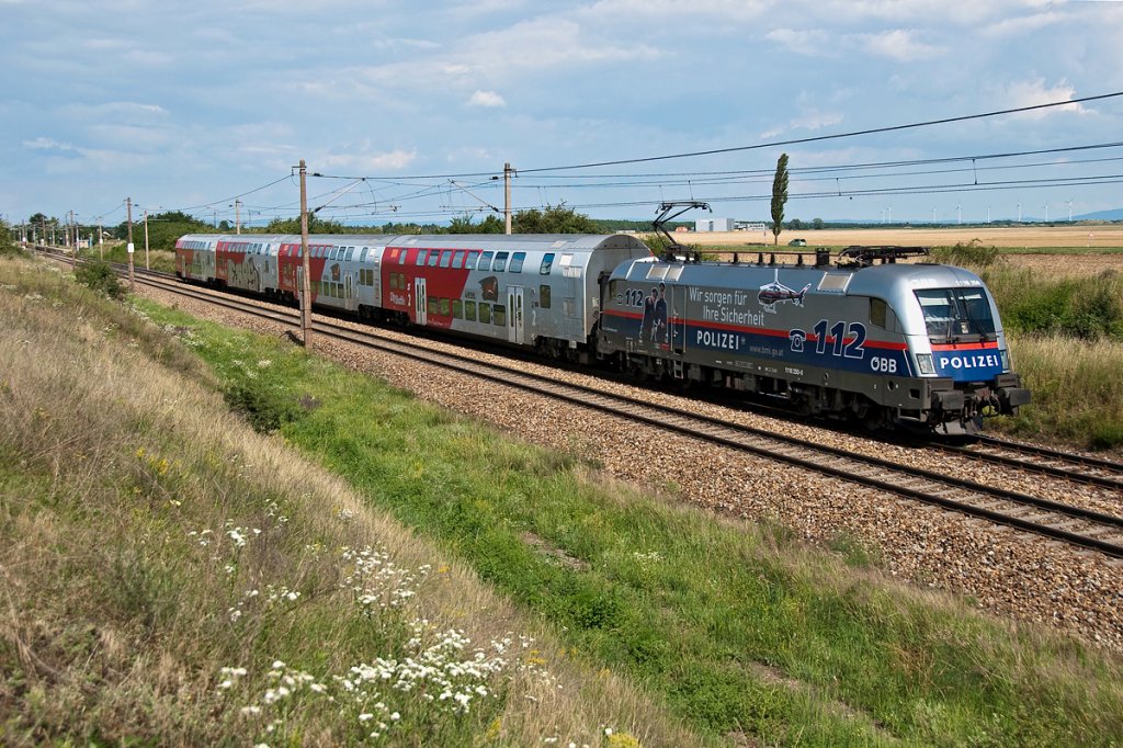 1116 250  Polizei 112  ist mit R 2349 von Bernhardsthal nach Payerbach-Reichenau unterwegs. Helmahof, am 25.06.2011.