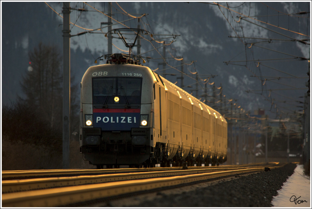 1116 250  Polizei  fhrt im letzten Abendlicht mit RJ 632 von Villach nach Wien Meidling.  
Lind bei Zeltweg  20.2.2013