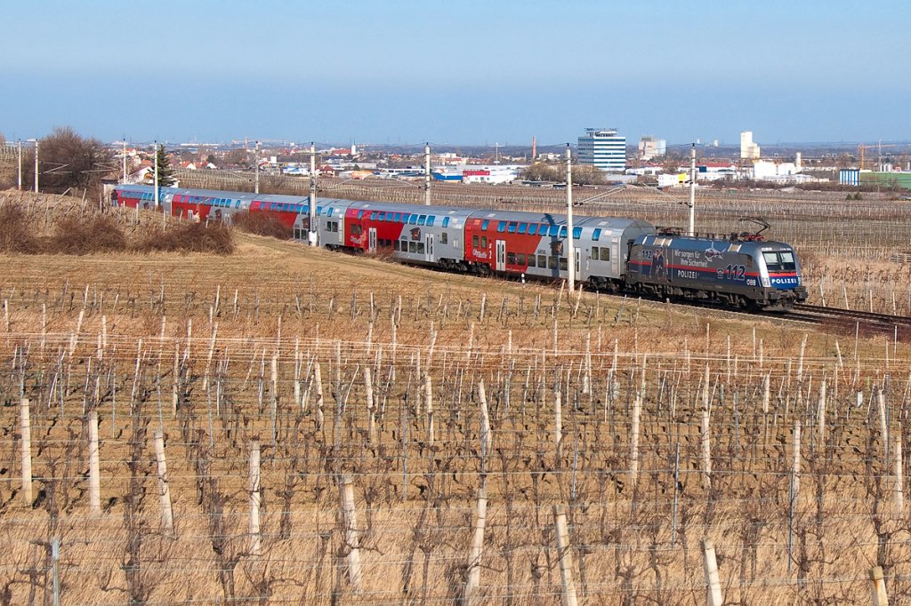 1116 250  Polizei  schiebt den R 2246 nach Retz. Die Aufnahme entstand am 02.03.2012 bei Pfaffsttten.