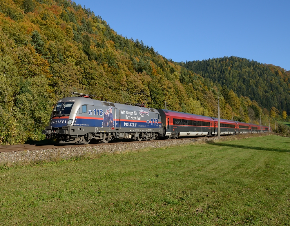 1116 250  Polizei  war am 21.10. 2012 mit dem Railjet 658 von Graz nach Wien-Meidling unterwegs, aufgenommen bei Pernegg.

Schnen Feiertag morgen!