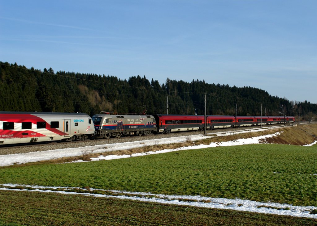 1116 250 schiebt seine Railjetgarnitur am 24.12.2012 nach Wien West. Zweiter Zugteil des Railjets war die lngste sterreichflagge der Welt.