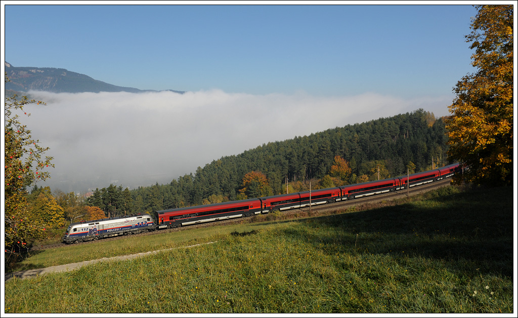 1116 250 schob (ja, sie schieben die RJ’s unverstndlicherweise nach wie vor durch die engen Bgen der Semmering Nordrampe) am 22.10.2012 RJ 653 von Wien nach Graz. Die Aufaahme zeigt den Zug vor Eichberg auf der Steinbauer Wiese.

