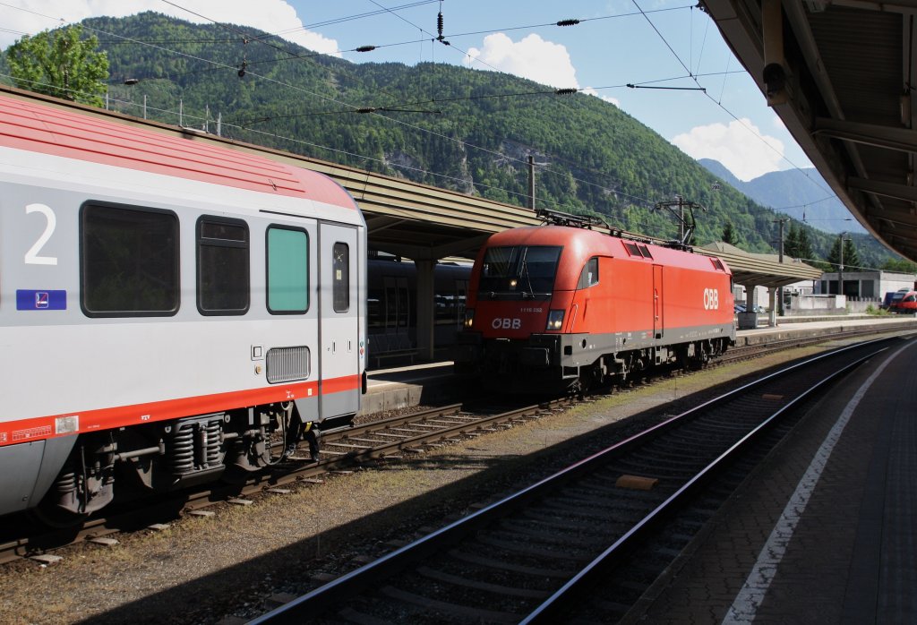 1116 252-8 beim Umsetzen im Bahnhof Kufstein am 5.6.2013. Grund dafr ist die Korridor-Streckensperre Kufstein-Salzburg, wegen Hochwasser. Die 1116 252-8 kam mit dem OIC von Landeck, aber nur bis Kufstein, dort setzte sie um und fhrt als OIC wieder zurck nach Bregenz. Schienenersatzverkehr nach Salzburg.