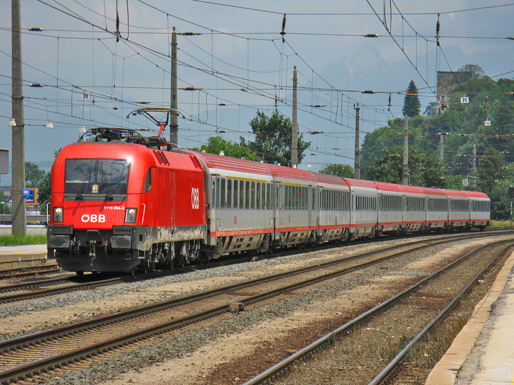 1116 254 mit 542 auf der Fahrt nach Innsbruck in Brixlegg am 5.7.2011