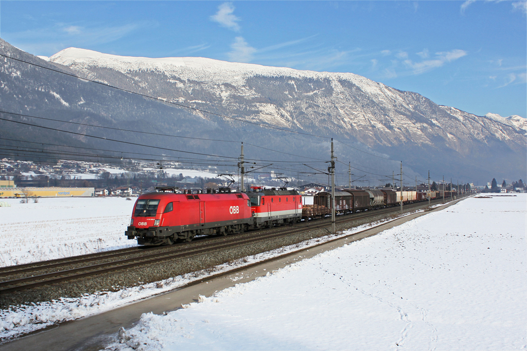 1116 256 + 1144 215 mit einem gemischten Gterzug am 29.01.2011 bei Schwaz.