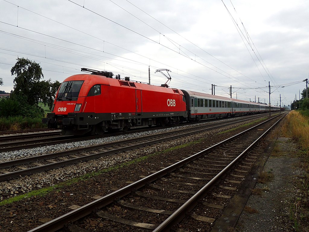 1116 257-5 rast mit OIC 860 (St. Anton am Arlberg) bei Redl-Zipf Richtung Salzburg; 120718