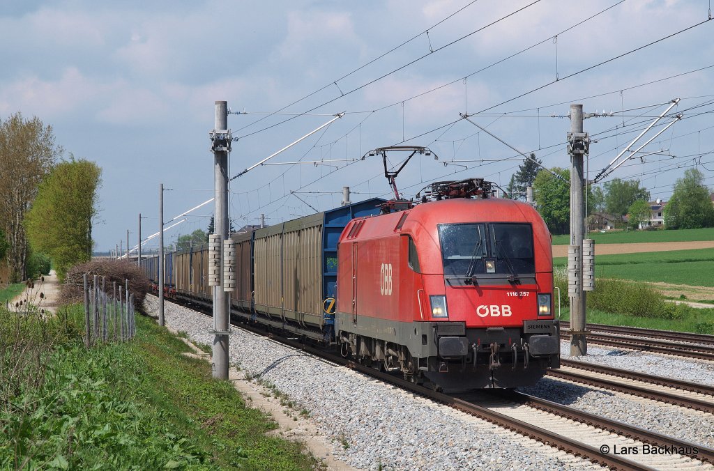 1116 257 hat am 06.05.13 einen gemischten Gterzug am Haken und passiert hier gerade Althegnenberg Richtung Mnchen.