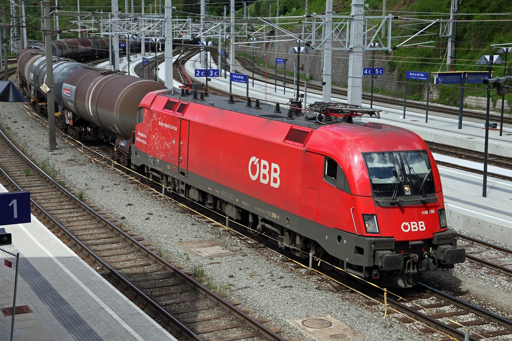 1116 260 (Europischer Lokfhrerschein) mit Gterzug in Bruck/Mur am 13.05.2013
