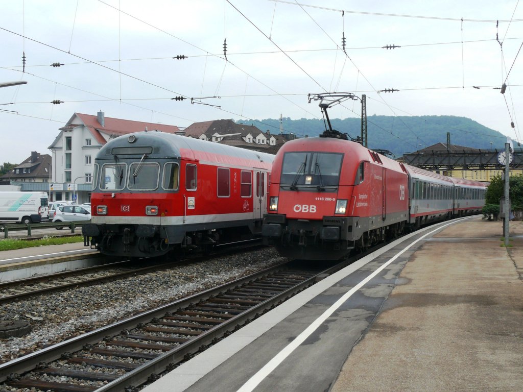 1116 260 mit dem EC nach Klagenfurt und daneben eine RB aus Stuttgart in Geislingen (Steige). 27.7.11