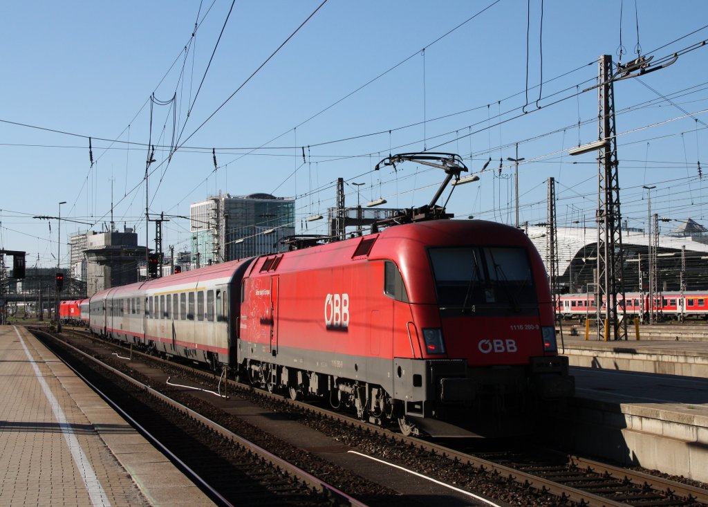 1116 260 schiebt den EC 112 aus dem Mnchner Hbf.(10.10.10)