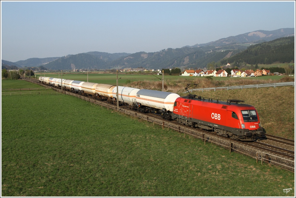 1116 260  Sicher durch Europa  f�hrt mit einem Kesselzug nach Villach.
Fensch St.Lorenzen 19.4.2011