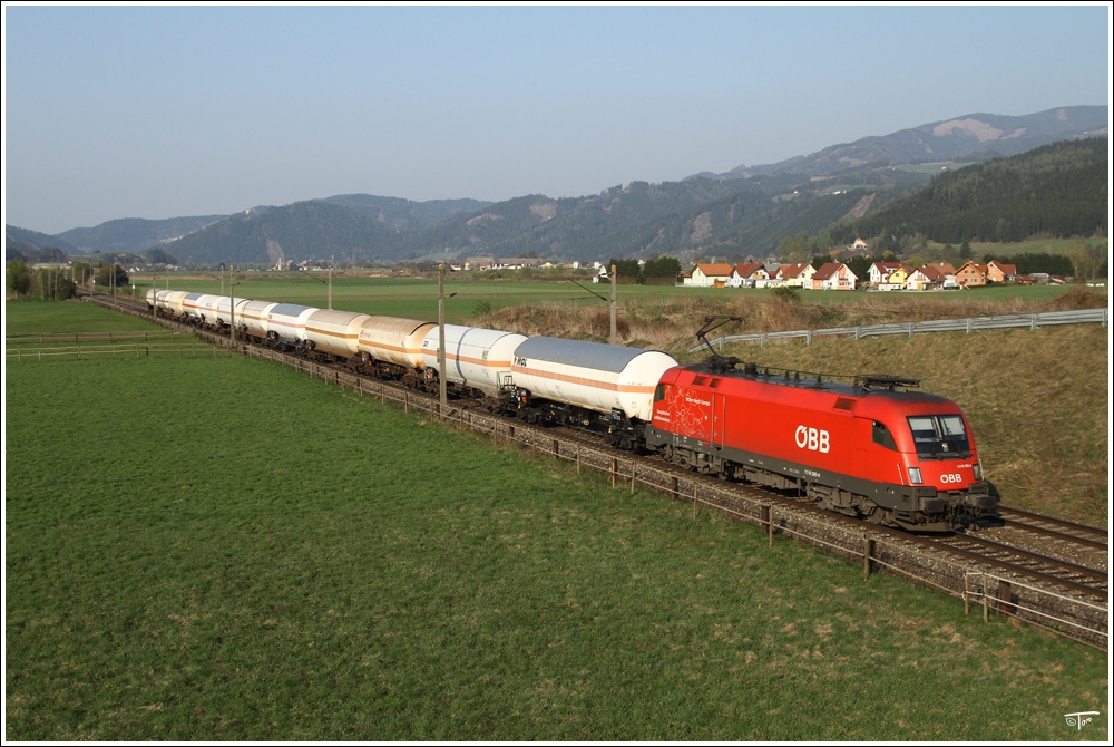 1116 260  Sicher durch Europa  fhrt mit einem Kesselzug nach Villach.
Fensch St.Lorenzen 19.4.2011