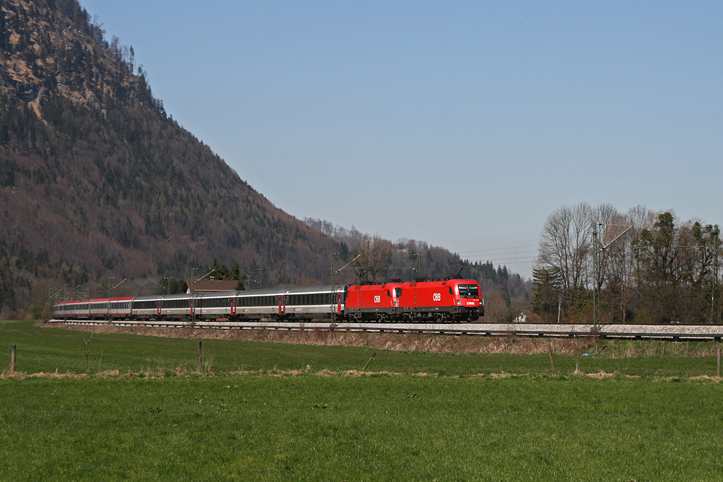 1116 262 und 1016 017 mit dem OEC 162 Transalpin am 7.4.2010 bei Niederaudorf.