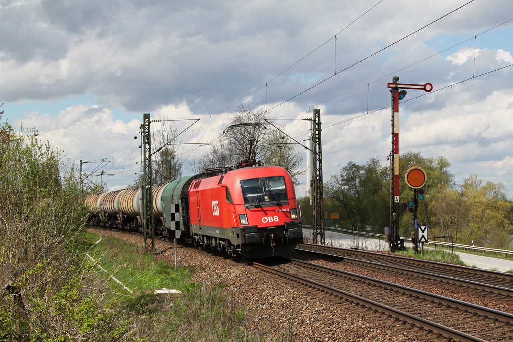 1116 263 mit einem gemischten Gterzug am 21.04.2012 bei Pleinting.