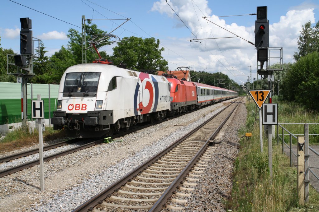 1116 264-3 ´´Hitradio 3 Lok`` und 1116 161-1 ziehen am 4.7.2013 einen EC von Klagenfurt kommend nach Mnchen. Hier bei Grokarolinenfeld.