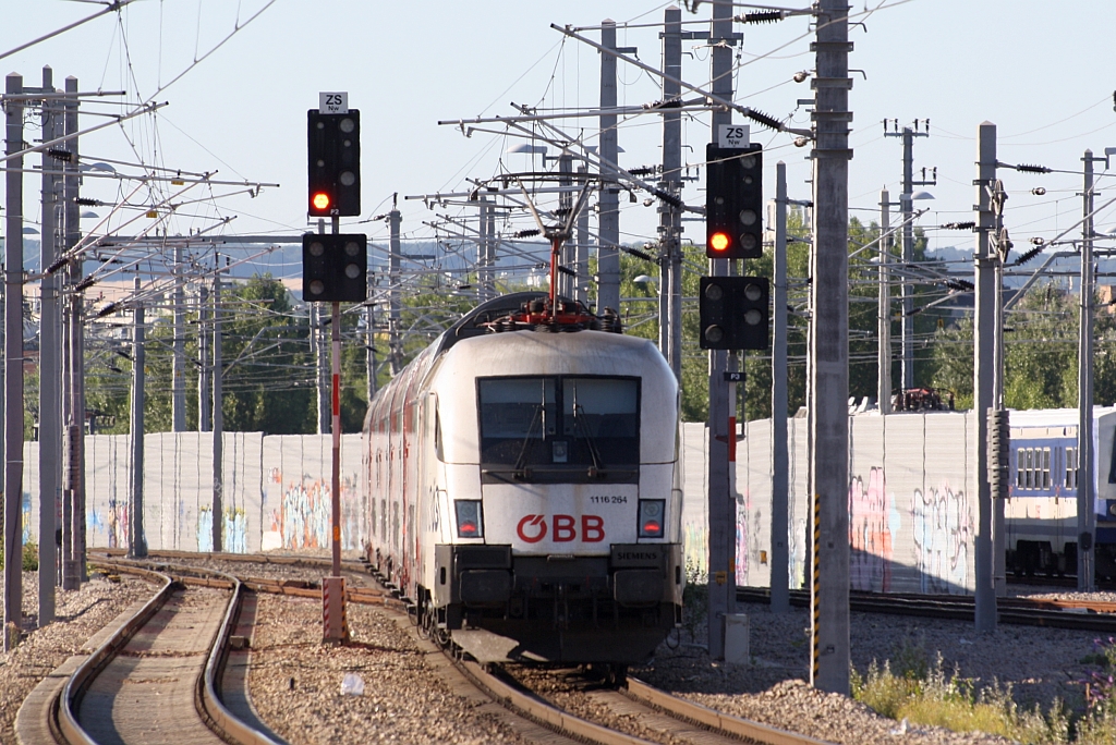 1116 264-3 am 21.Juli 2013 mit dem R2354  Oskar Sima  (Payerbach-Reichenau - Breclav) nach der Ausfahrt aus dem Bf. Praterstern.