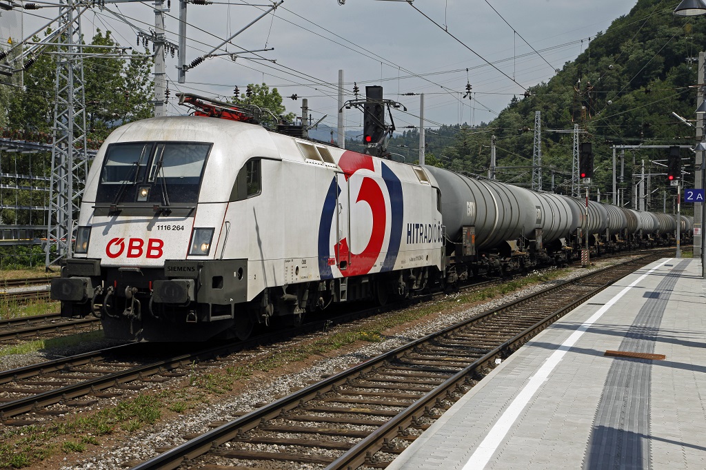 1116 264 (Hitradio 3) mit einem Kesselwagenzug in Bruck/Mur am 24.07.2013.