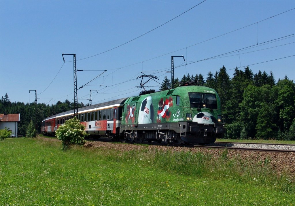 1116 264 mit einem EM-Sonderzug nach Wien am 21.06.2008 bei Fuchsreut.