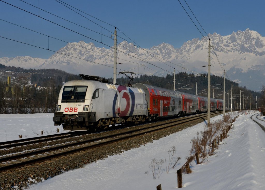 1116 264 mit einem Sonderzug fr das Hahnenkamm-Rennen in Kitzbhel bei seiner Fahrt von St. Johann in Tirol nach Kirchberg in Tirol am 26.01.2013 bei Schmiedboden.
