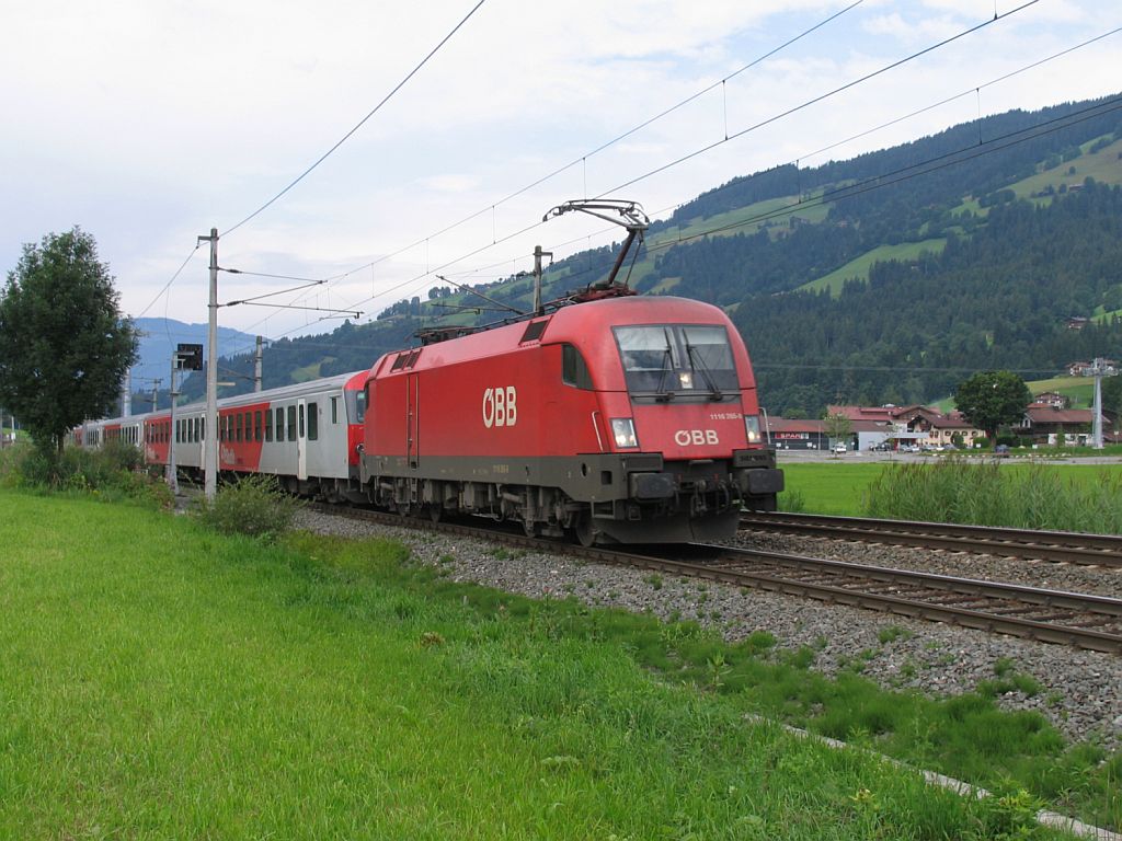 1116 265-8 mit einem Leerreisezug in die Richtung Kitzb�hel bei Brixen im Thale am 11-8-2010.
