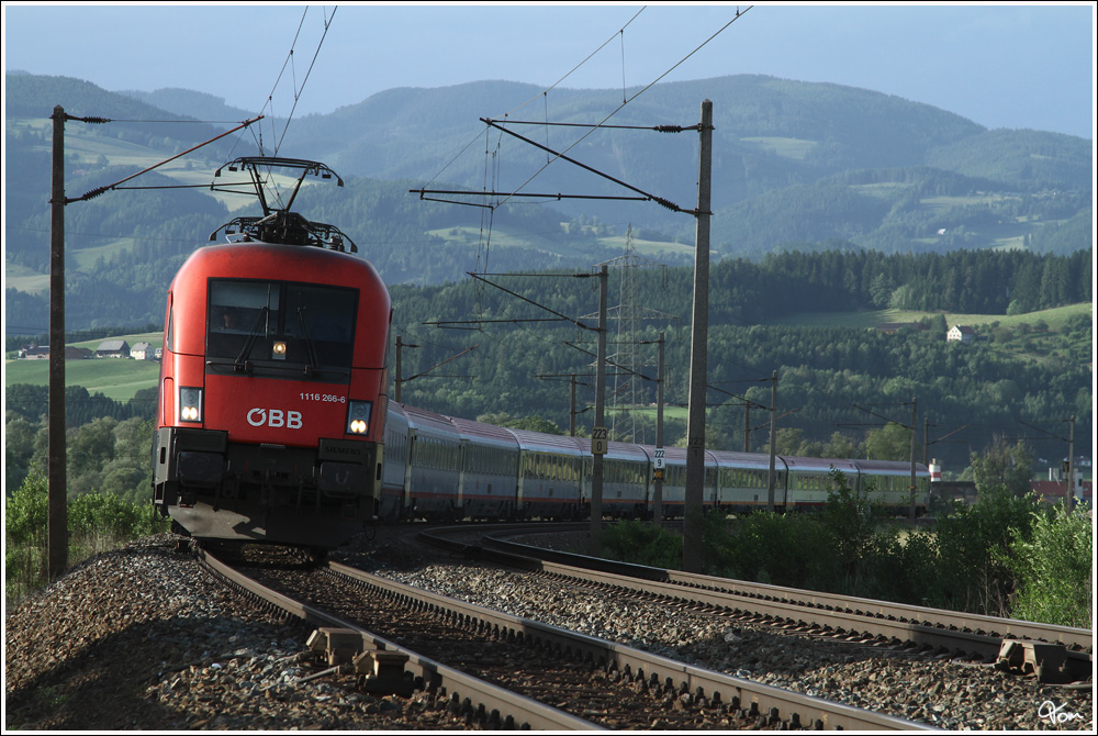 1116 266 zieht IC 537  Alpen Adria Universitt  von Wien Meidling nach Villach.
In ein paar Tagen wird auch dieser Zug ein Railjet sein.
St.Margarethen 8.6.2012
