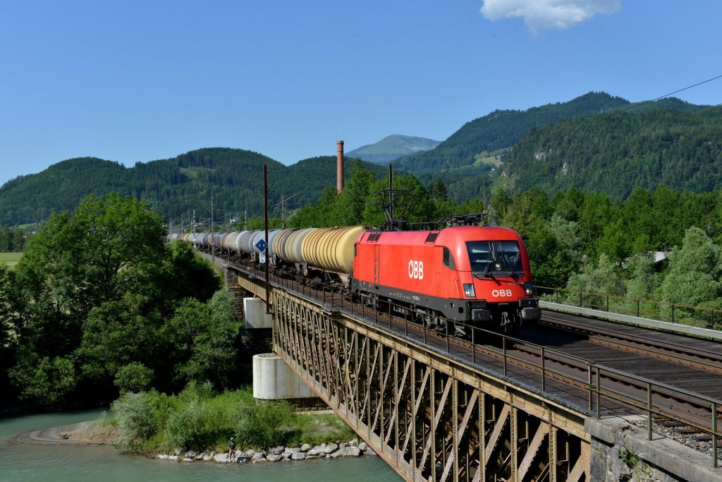1116 267 mit einem Kesselzug am 16.06.2012 bei der berquerung der Salzach in Golling-Abtenau.