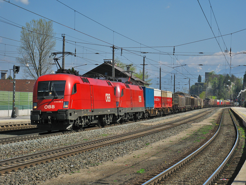 1116 268 mit einer weiteren Schwestermaschine mit einem langen gemischten Gterzug in Richtung Westen durch Brixlegg ( 9.4.2011 )

Lg