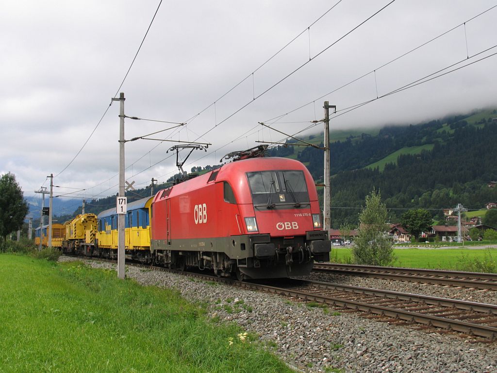 1116 270-8 mit einem Bauzug in die Richtung Kitzbhel bei Brixen im Thale am 11-8-2010.