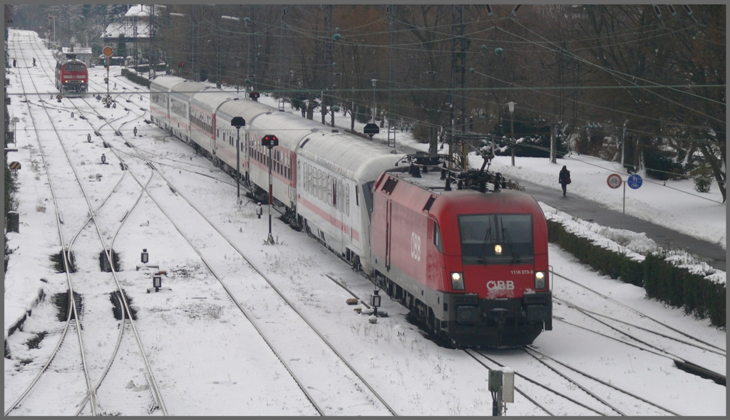 1116 273-2 bringt den IC118 nach Mnster auf die Insel und erreicht in Krze Lindau. Links warten schon die zwei 218er fr die Weiterfahrt nach Friedrichshafen. (02.12.2010)