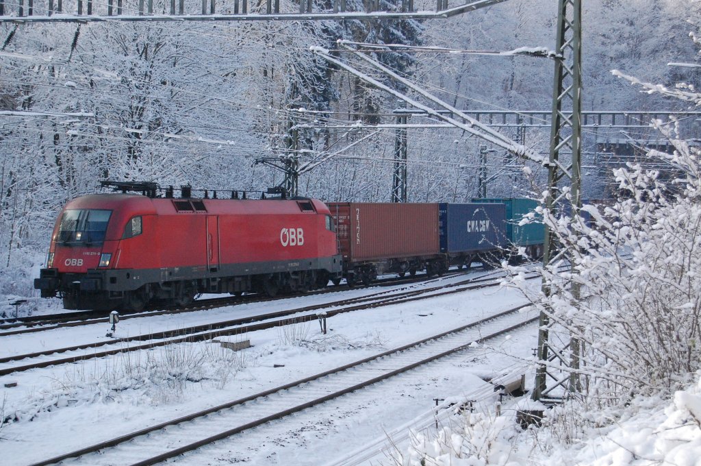 1116 274-0 der BB durchfhrt am 27.11.2010 mit einem Containerzug den Bbf Langeland.