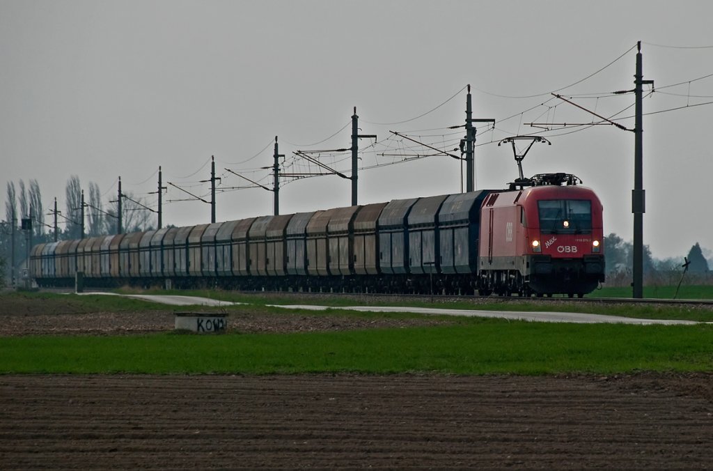 1116 275  Max  mit einem Gterganzzug (LGAG 47010) Richtung Wien. Umleitungsverkehr um 17:35 kurz vor Hausleiten, am 09.04.2010.