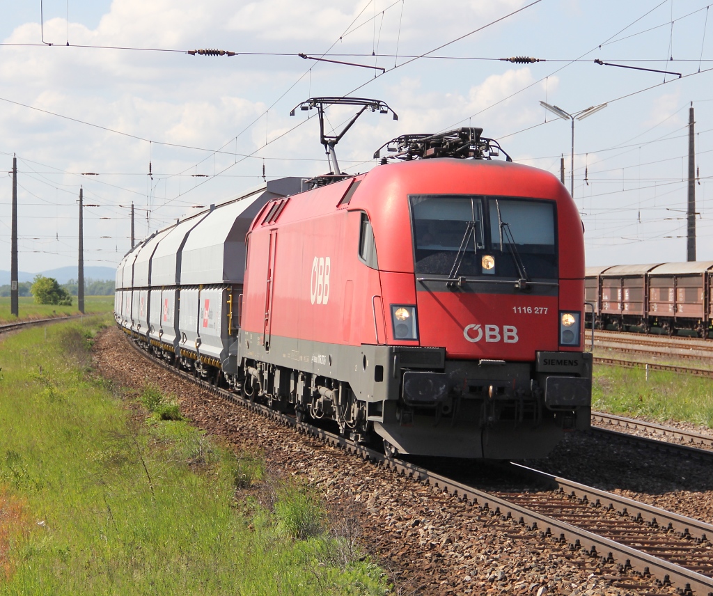 1116 277 mit Kalkwagen-Ganzzug aus Richtung Wien kommend. Aufgenommen in Gramatneusiedl am 14.05.2013.