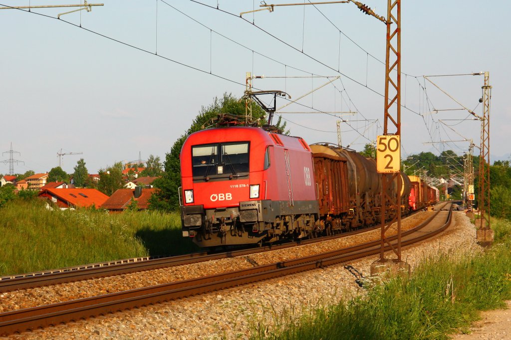 1116 278 schleppt einen GZ im letzten Licht durch Osterm�nchen nach Norden - 25.5.2012