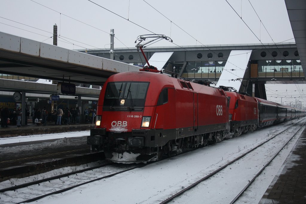 1116 280-7 und 1116 117-1 bespannten den �BB IC Wien Westbahnhof - Salzburg Hbf. Hier bei der Einfahrt in Wels am 03.12.10