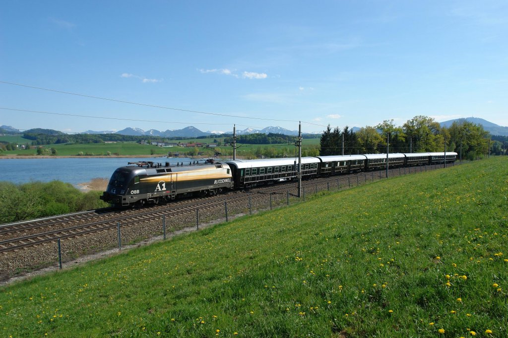 1116 280 mit einem Orient-Express nach Wien am 25.04.2009 unterwegs bei Seekirchen am Wallersee.