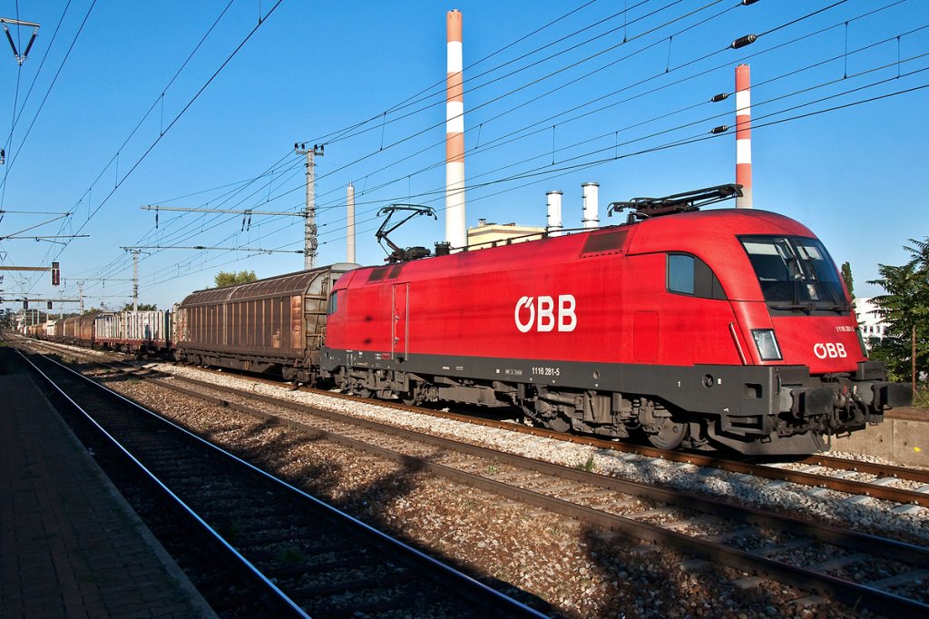 1116 281 ist mit diesem Gterzug in Wien Haidestrae Richtung Wien Zentralverschiebebahnhof unterwegs. Die Aufnahme entstand am 17.10.2011.