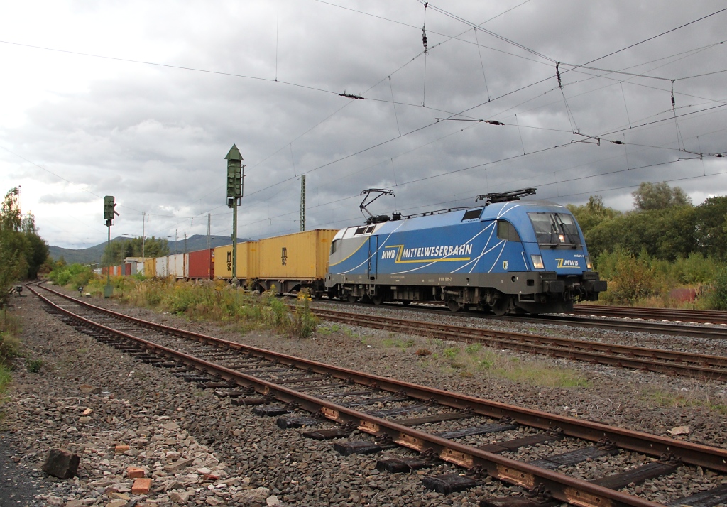 1116 911-7 der MWB mit Containerzug in Fahrtrichtung Sden. Aufgenommen am 25.09.2012 in Eschwege West.