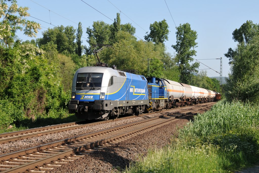 1116 911-7 der MWB mit einer MAK und einem Kesselwagenzug am Haken fhrt rechtsrheinisch in Richtung Sden. Aufgenommen am 13/05/2011 bei Unkel.