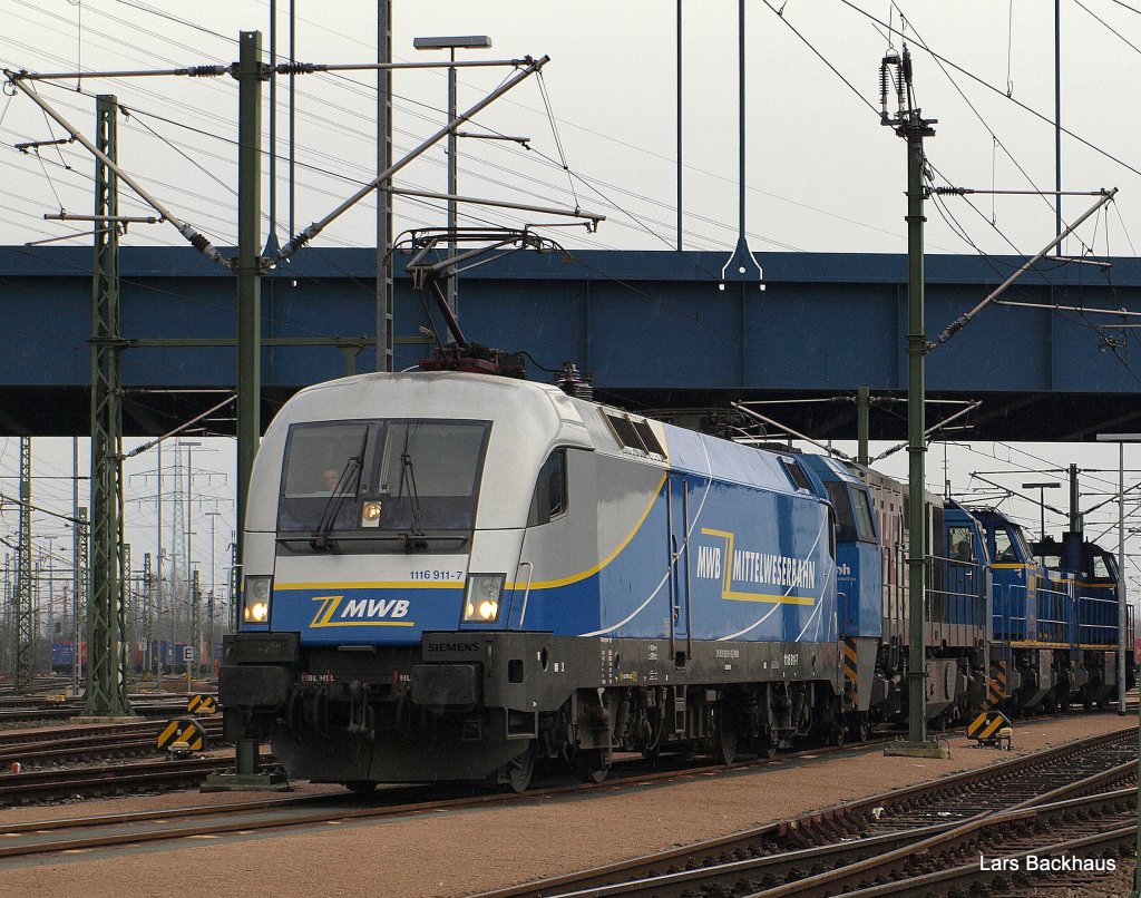 1116 911-7 der MWB steht am 27.02.10 aufgebgelt im Rbf Alte Sderelbe und wird gleich nach Hamburg-Waltershof fahren, um dort einen Containerzug abzuholen.