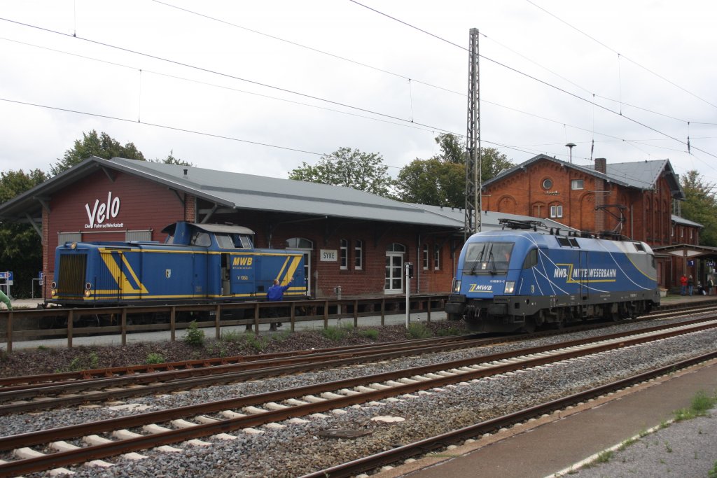 1116 911 am 29.08.2010 in Syke die Lok zog einen Sonderzug von Syke nach Kln. Hier aber neben einer V 100 der MWB