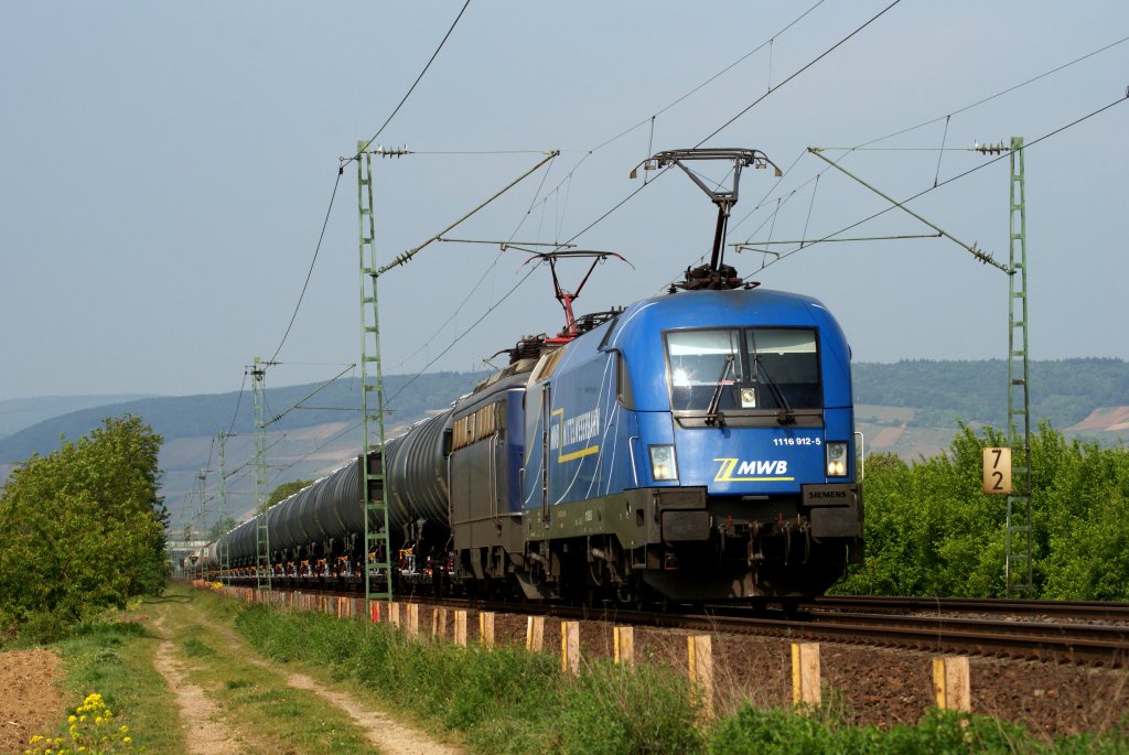 1116 912-5 + 1142 xxx-x mit einem Kesselwagenzug in Gau-Algesheim am 1. Mai 2011